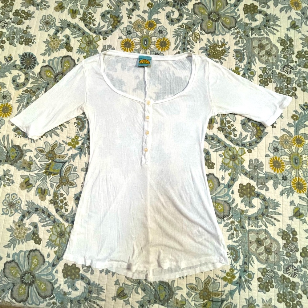 FREE w/ $20 PURCHASE C&C California soft white ribbed tee M